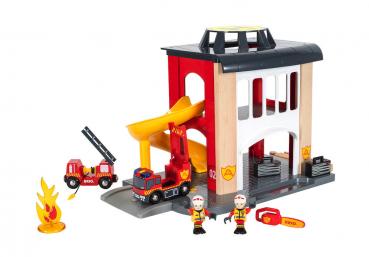 Brio World Eisenbahn Gebäude Große Feuerwehr-Station mit Fahrzeug 12 Teile 33833