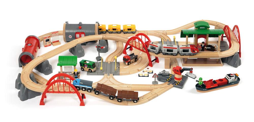 Brio World Eisenbahn Set Straßen und Schienen Bahn Set Deluxe 16 Teile 33052