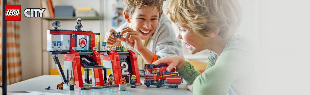 LEGO® City Fire Feuerwehrstation mit Drehleiterfahrzeug 843 Teile 60414